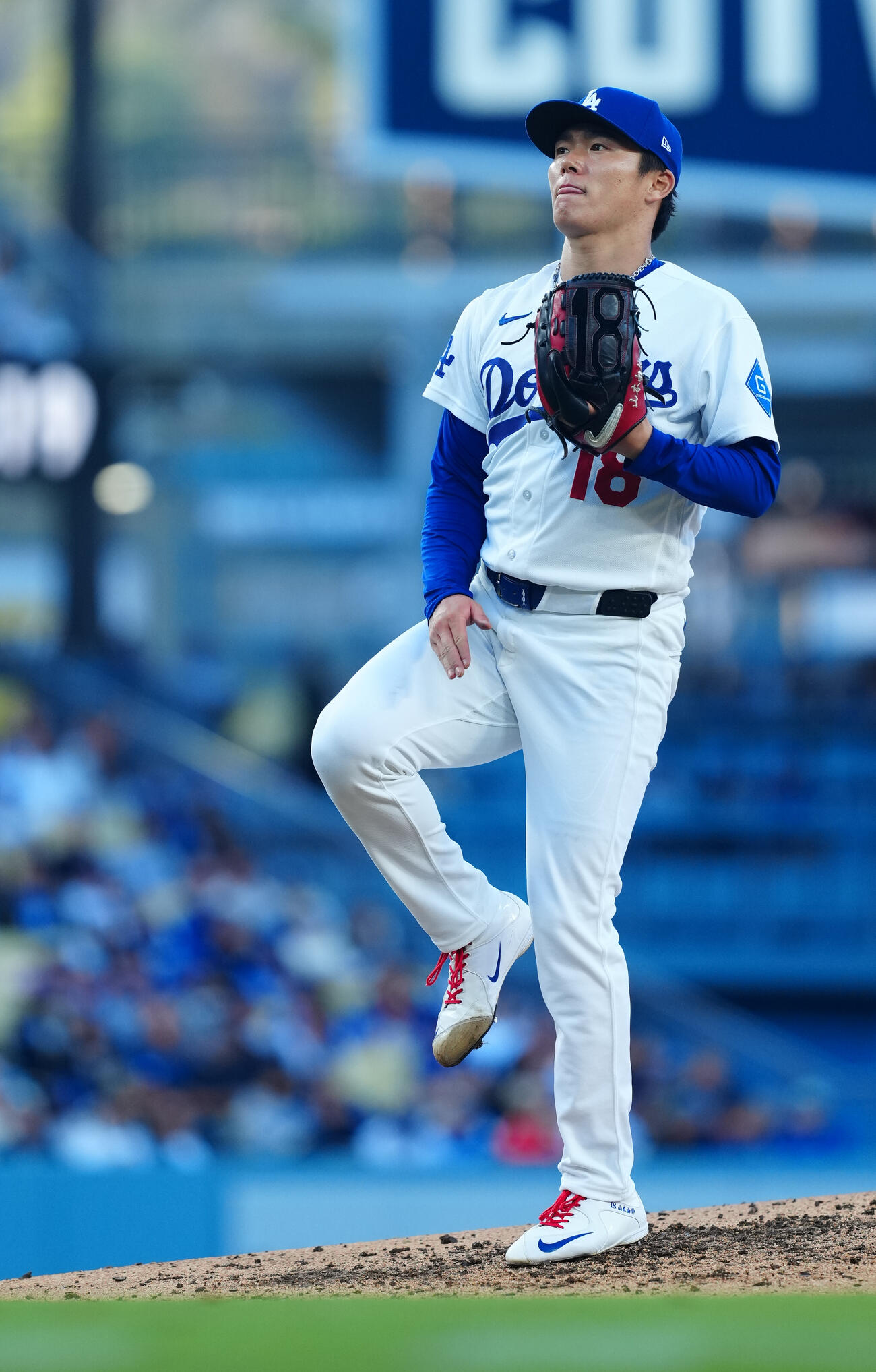 ドジャース対ガーディアンズ　5回表、投球が乱れ悔しがるドジャース先発山本（撮影・垰建太）