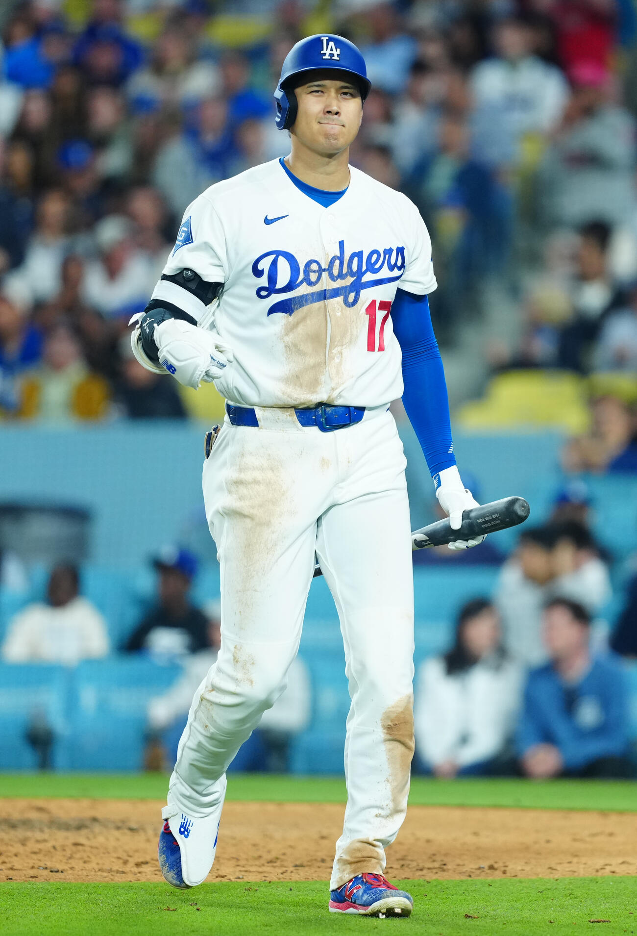 26年4月1日　ドジャース対ガーディアンズ　8回裏ドジャース2死二、三塁、空振り三振に倒れ右手を気にしながらベンチに引き揚げる大谷（撮影・垰建太）
