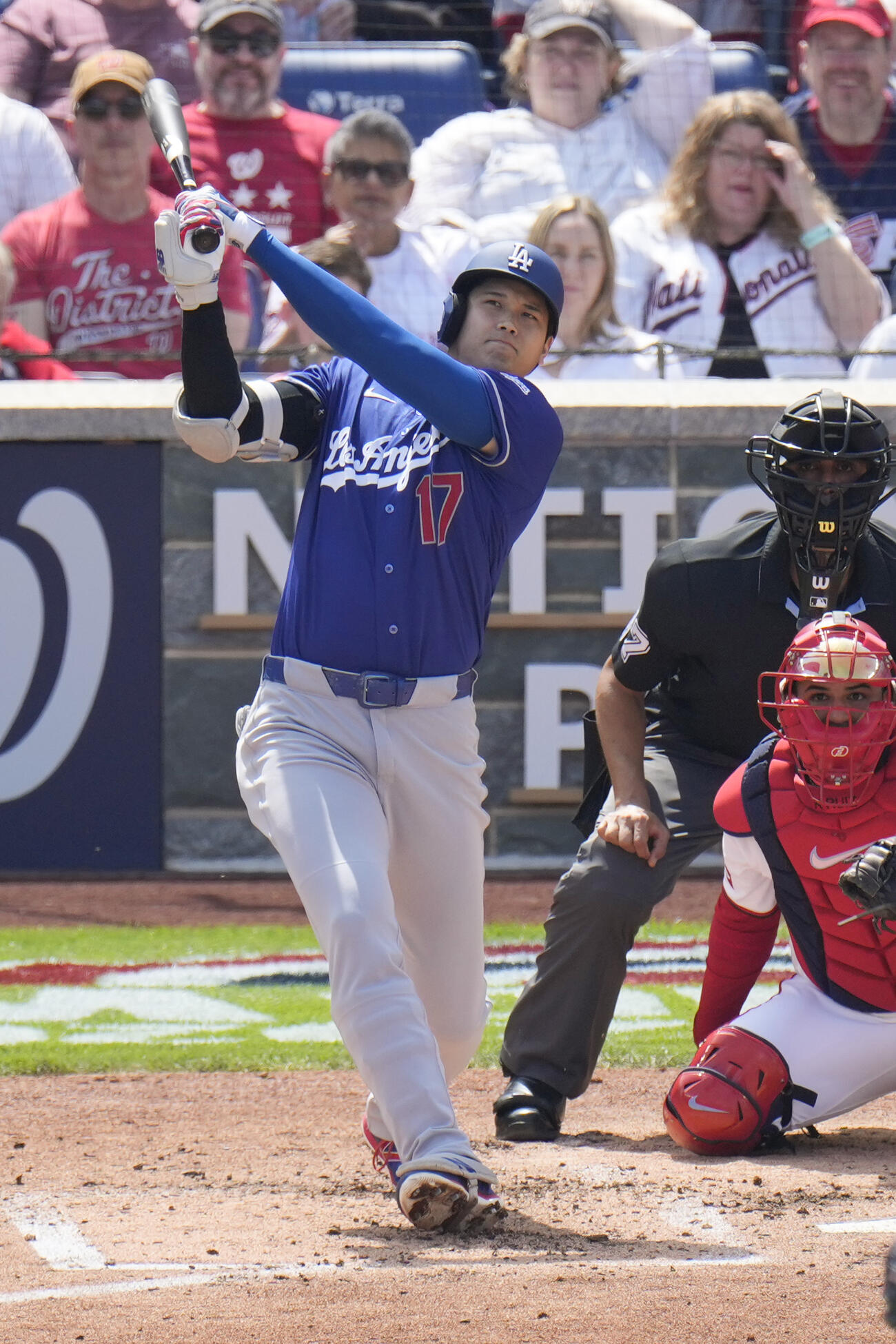 ナショナルズ戦の3回、今季初本塁打となる3ランを放つドジャースの大谷翔平（共同）