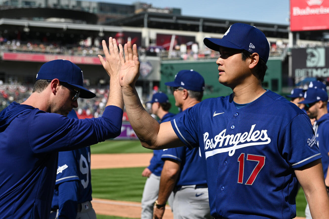 勝利のタッチを交わす大谷（AP）
