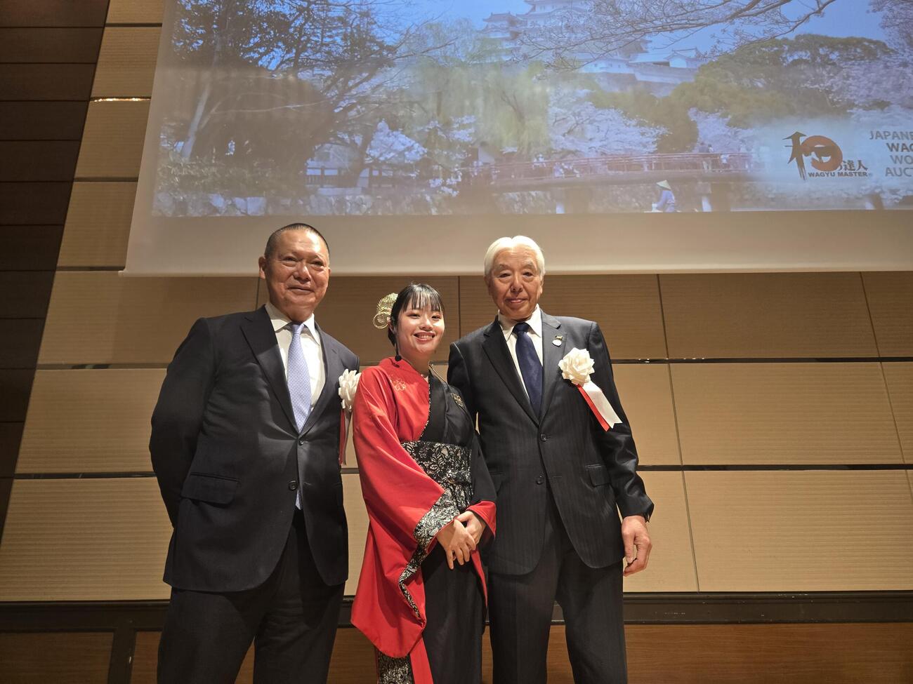 ドジャースと提携を発表した左からエスフーズ村上真之助社長、渡辺麻莉夏さん、神戸肉流通推進協議会・福本博之会長（撮影・寺尾博和）