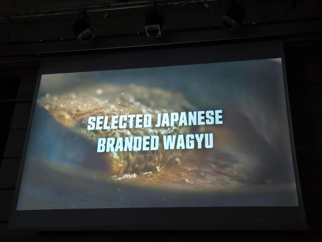 ドジャースとエスフーズ社がパートナーシップを締結。ドジャースタジアムで流れるPR動画が披露された（撮影・寺尾博和）