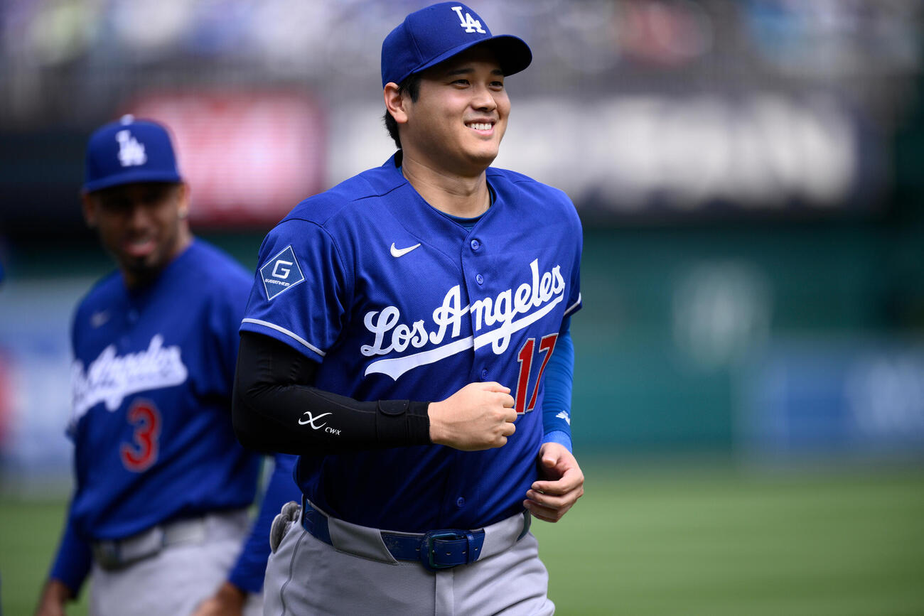 ナショナルズ－ドジャース　試合前に笑顔を見せる大谷翔平（AP）
