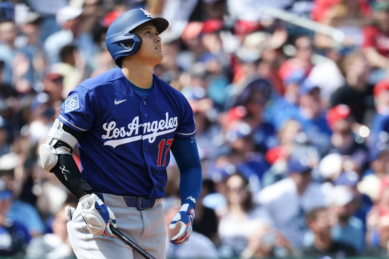 3回、今季1号3ランを放った大谷は確信歩きで打球の行方を見つめる（AP）