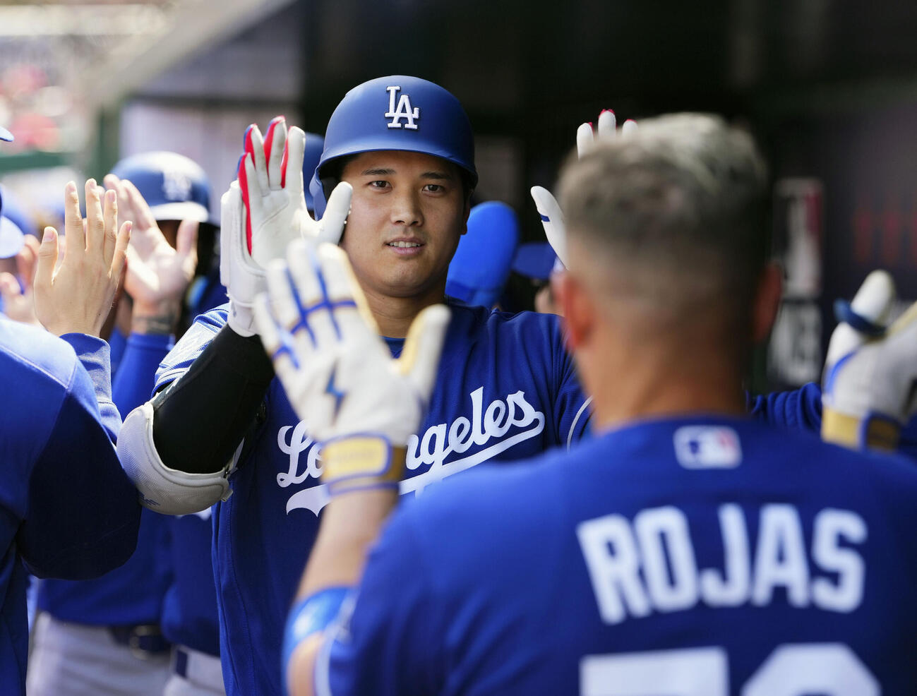ナショナルズ戦の3回、今季初本塁打となる3ランを放ち、チームメートに迎えられるドジャース大谷（共同）