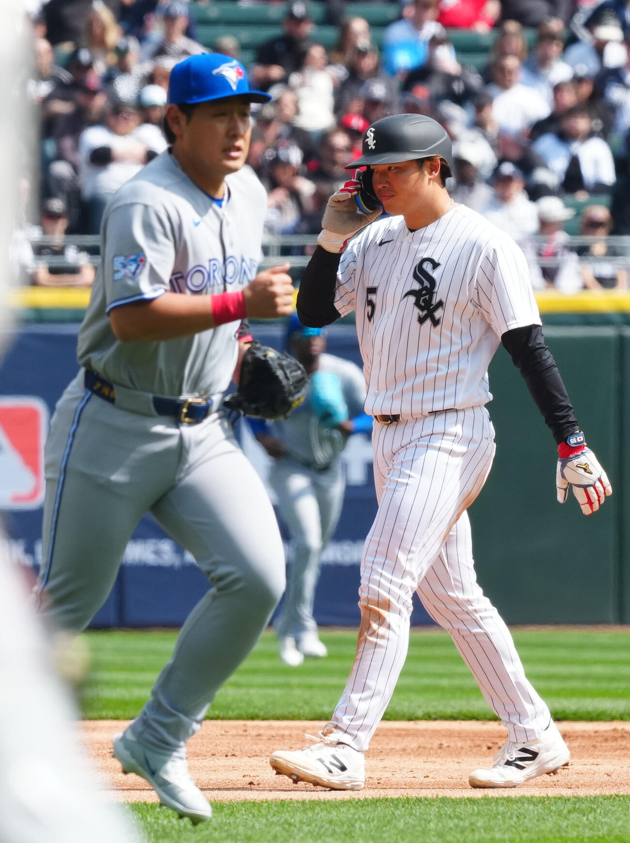 ホワイトソックス対ブルージェイズ　1回裏の攻撃を無得点で終えたホワイトソックス村上（右）はブルージェイズ岡本とすれ違いながら引き揚げる（撮影・垰建太）