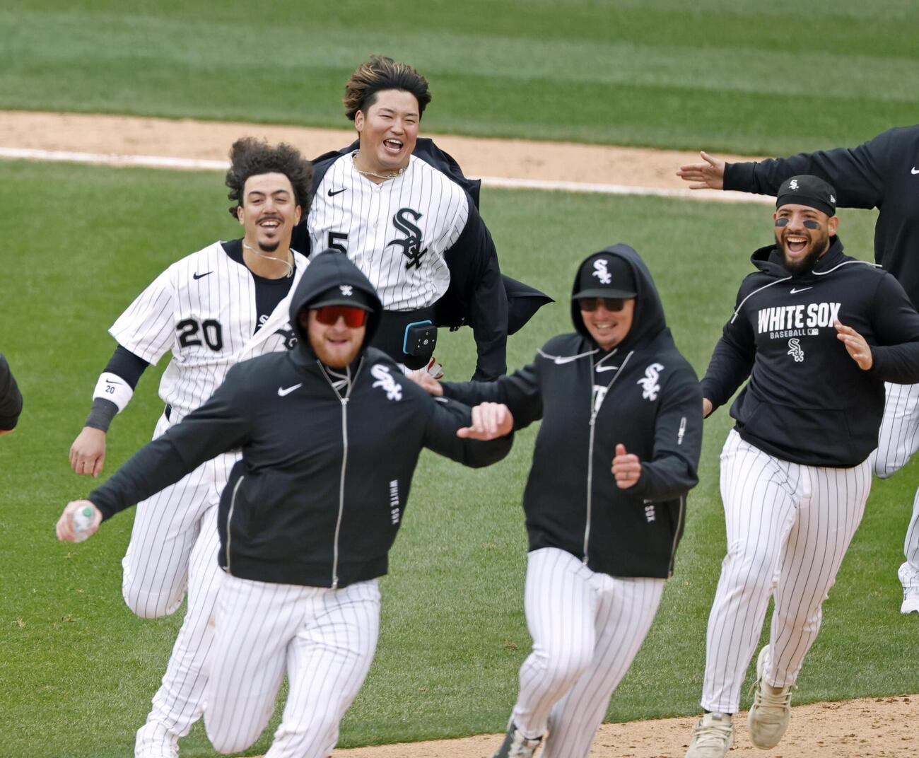 ホワイトソックス対ブルージェイズ　ブルージェイズにサヨナラ勝ちし、喜ぶホワイトソックス村上（奥）（共同）