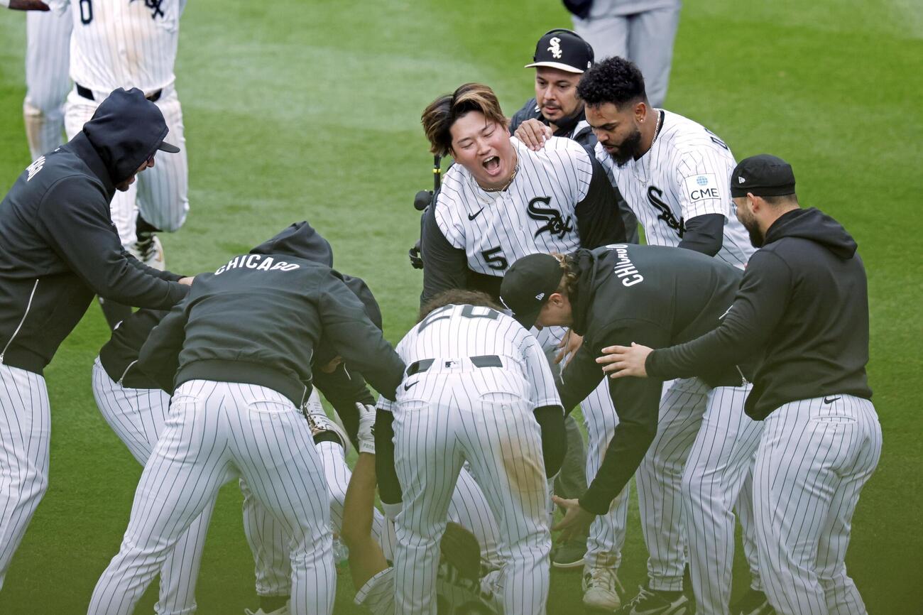 ホワイトソックス対ブルージェイズ　ブルージェイズにサヨナラ勝ちし、喜ぶホワイトソックス村上（中央）（共同）