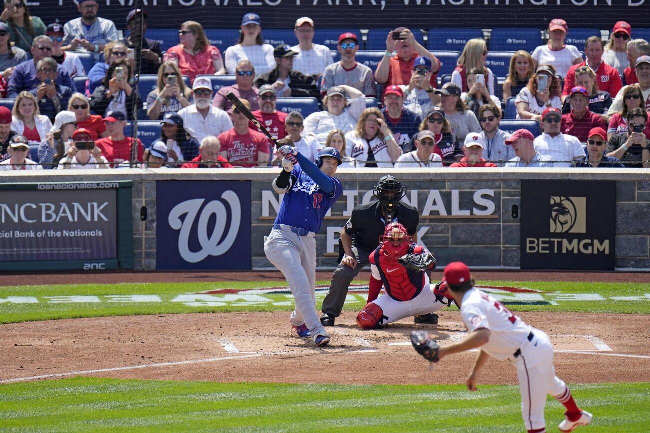 ナショナルズ対ドジャース　3回表ドジャース1死一、二塁、右越えに今季1号本塁打を放つ大谷（共同）