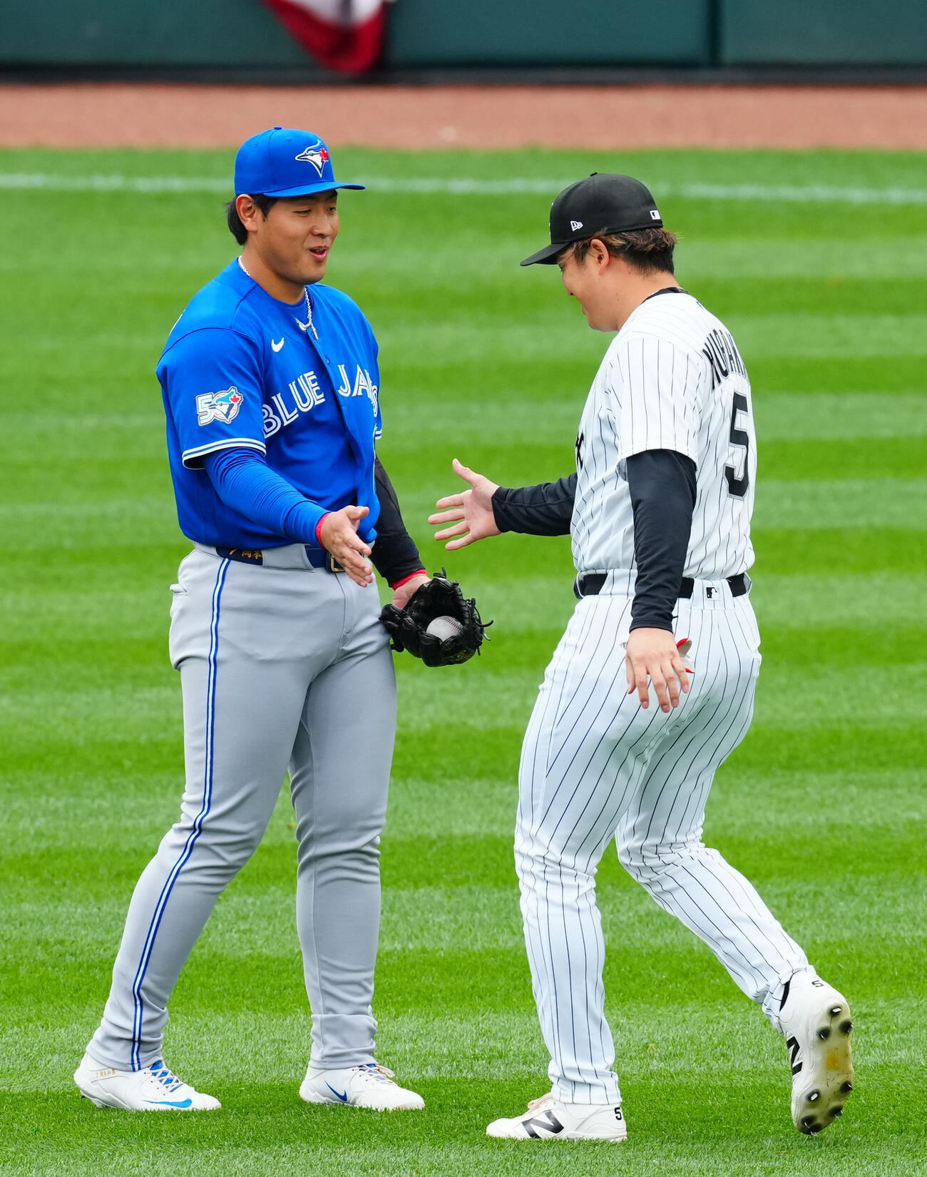 ホワイトソックス対ブルージェイズ　　試合前、談笑するブルージェイズ岡本（左）とホワイトソックス村上（撮影・垰建太）