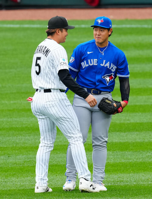 ホワイトソックス対ブルージェイズ　　試合前、談笑するブルージェイズ岡本（右）とホワイトソックス村上（撮影・垰建太）