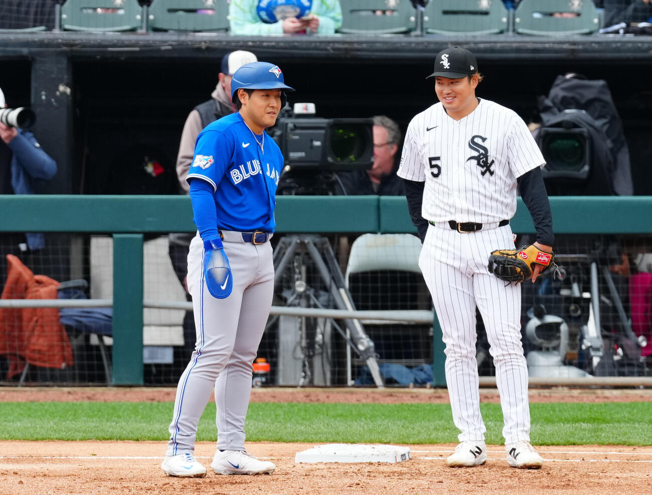 ホワイトソックス対ブルージェイズ　　2回表ブルージェイズ無死、四球で出塁した岡本（左）は一塁手村上と言葉を交わす（撮影・垰建太）