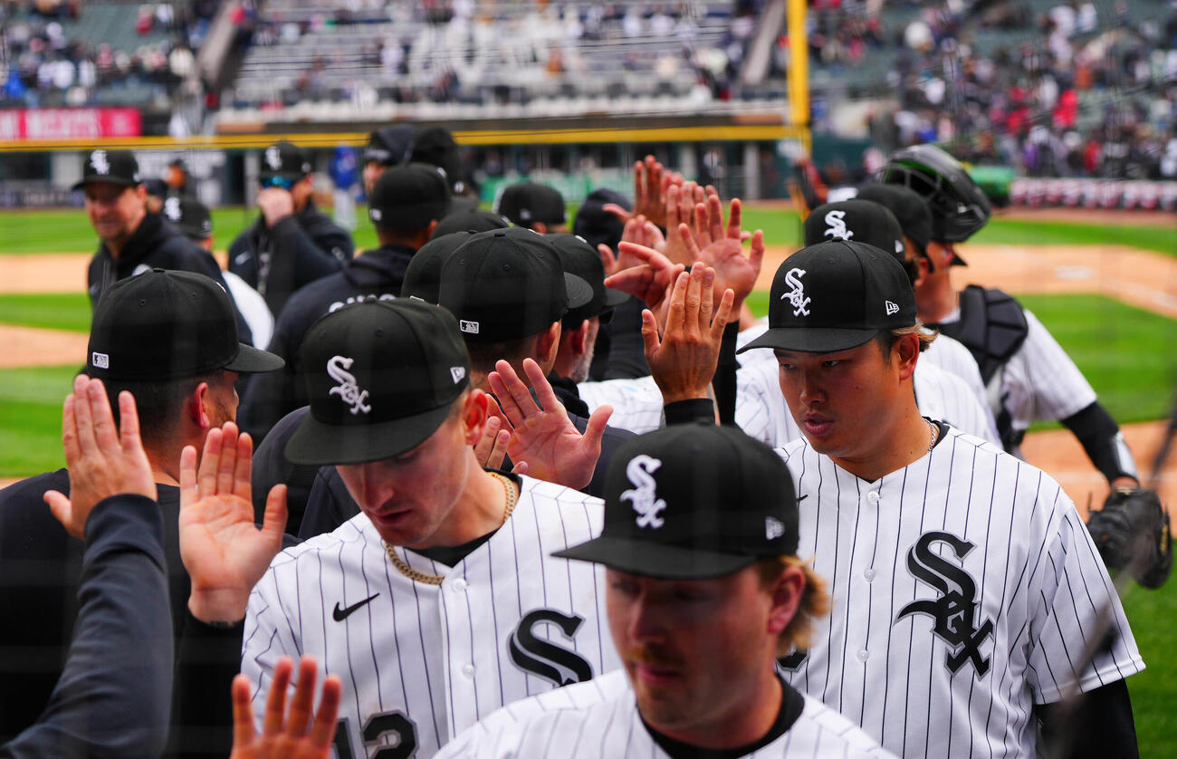 ホワイトソックス対ブルージェイズ　　ブルージェイズに連勝しタッチを交わす村上（右）らホワイトソックスナイン（撮影・垰建太）