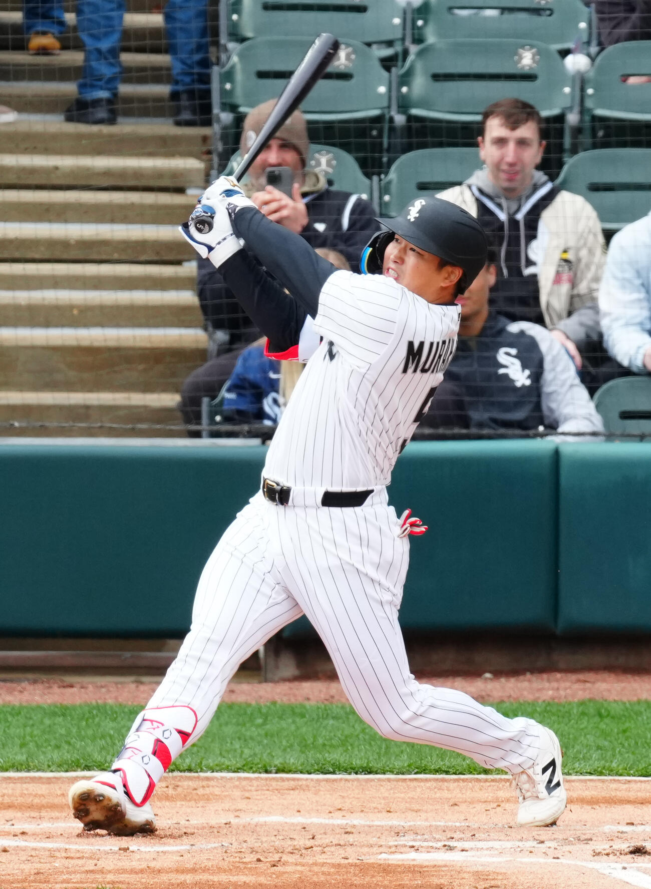 ホワイトソックス対ブルージェイズ　　1回裏ホワイトソックス1死二、三塁、先制となる中犠飛を放つ村上（撮影・垰建太）