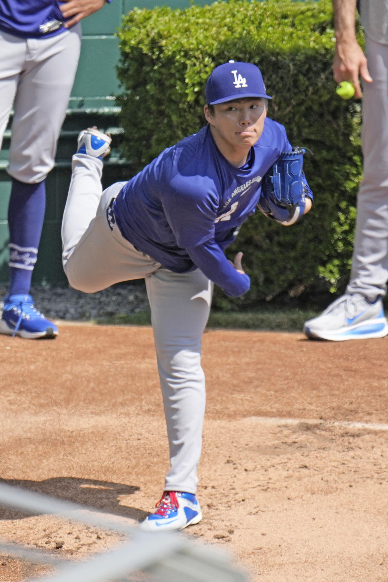 ブルペンで投球練習するドジャース・山本＝ワシントン（共同）