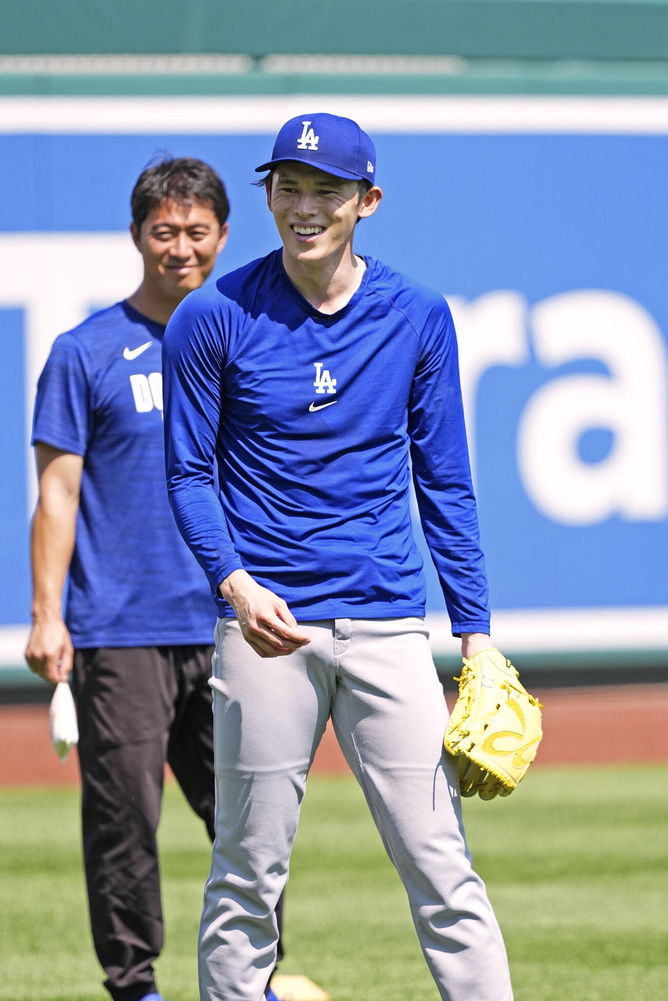 キャッチボールの合間に笑顔を見せるドジャース・佐々木＝ワシントン（共同）