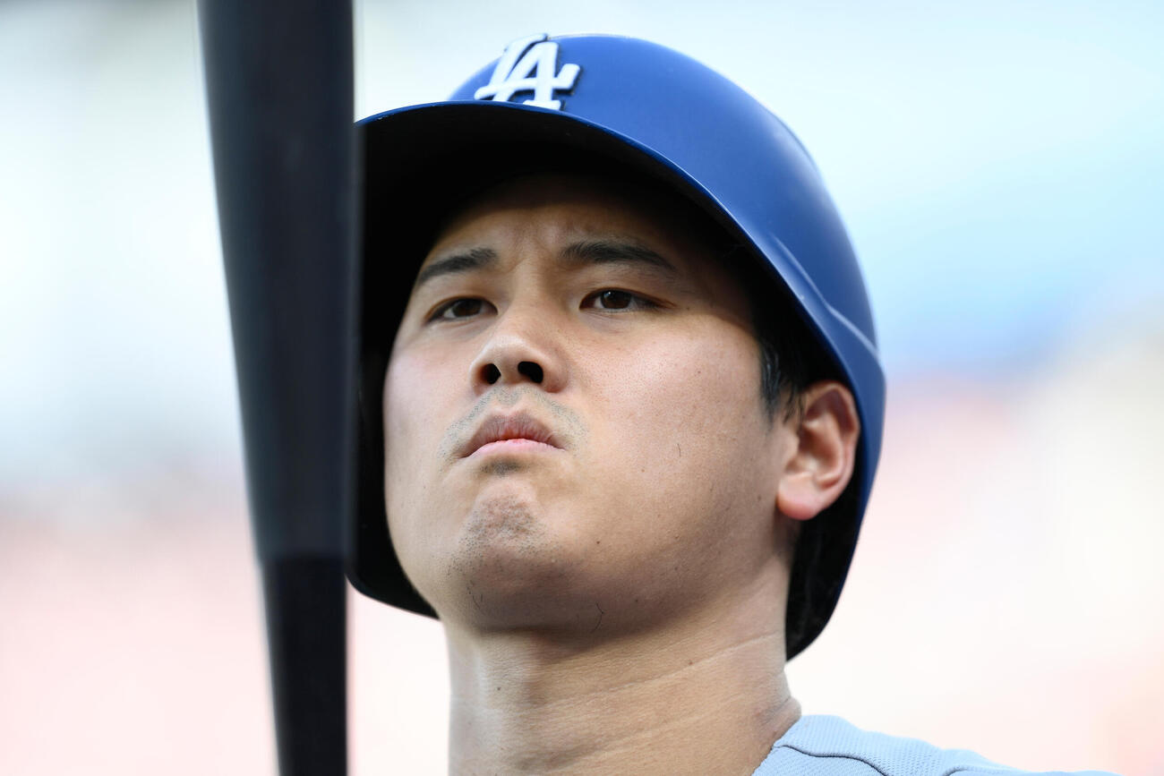 2回、バットを見つめる大谷（AP）