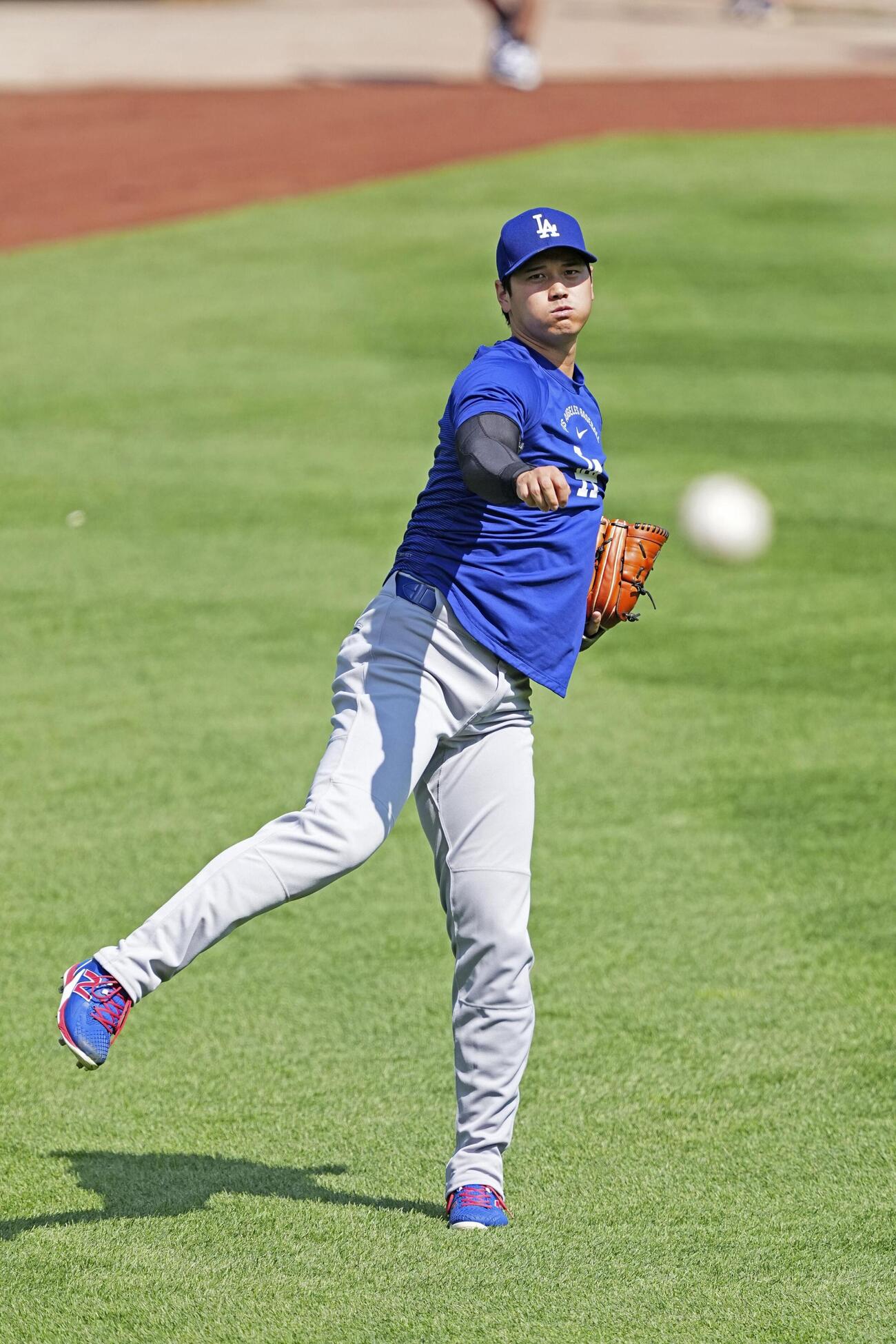 キャッチボールをするドジャース・大谷＝ワシントン（共同）