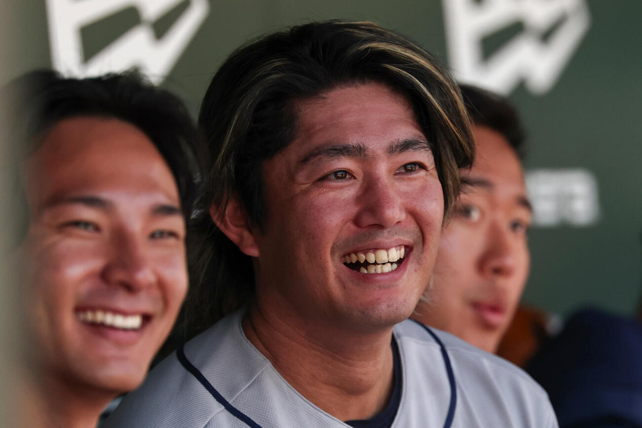 3回、ベンチで笑顔を見せるアストロズ今井達也（AP）