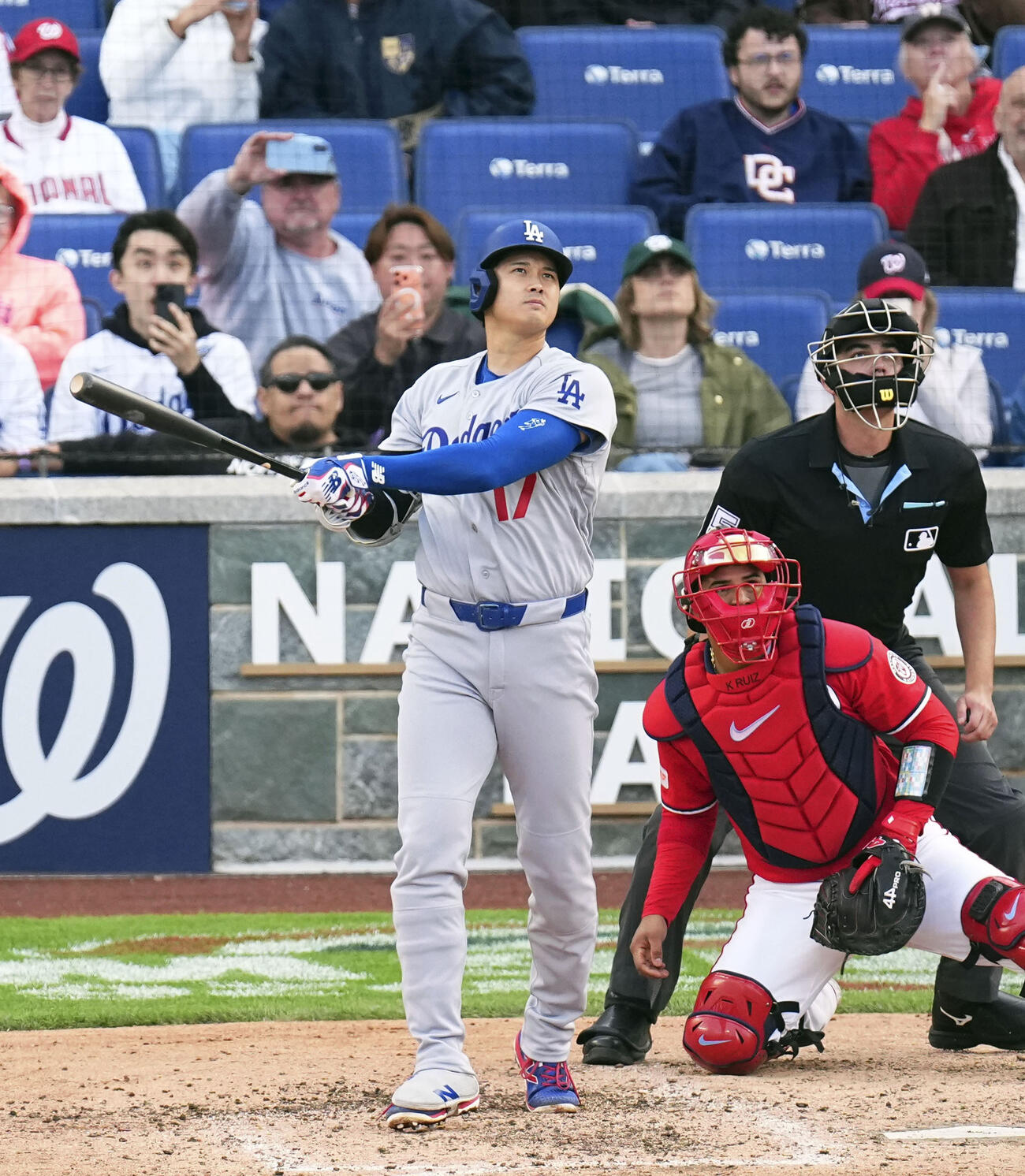 ナショナルズ戦の8回、勝ち越しの左犠飛を放つドジャース大谷（共同）