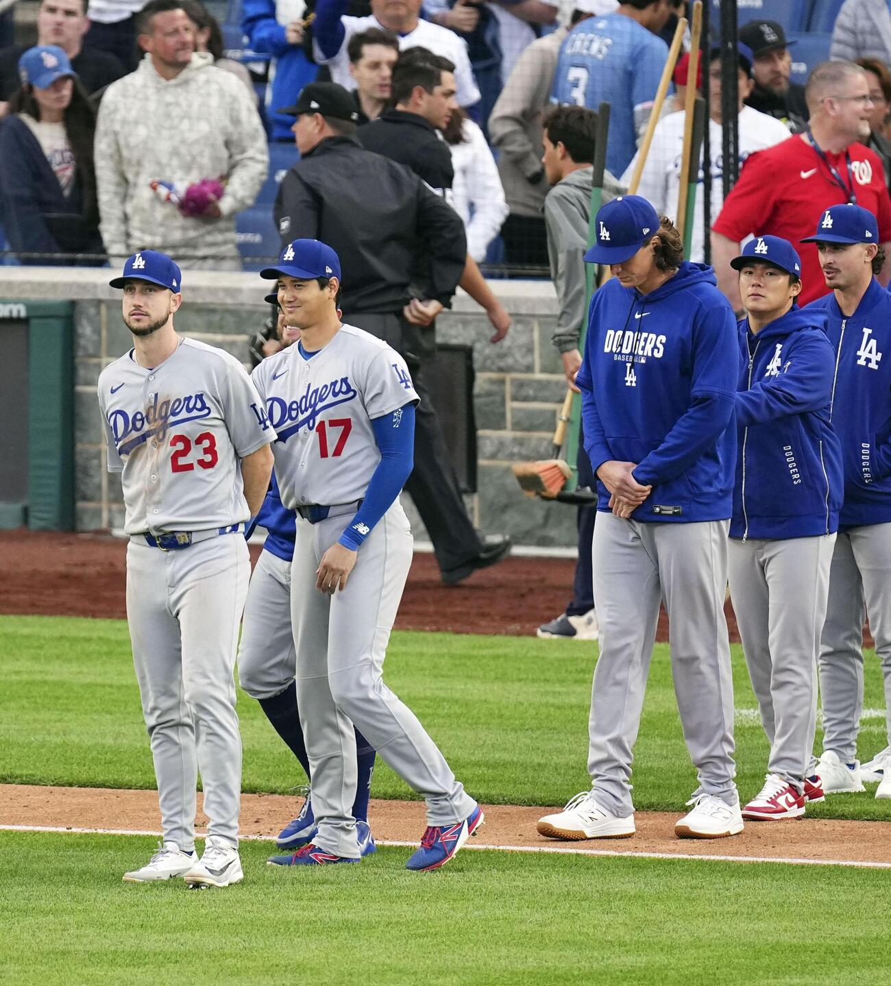 ナショナルズに勝利し笑顔を見せるドジャース大谷。右から2人目は山本（共同）