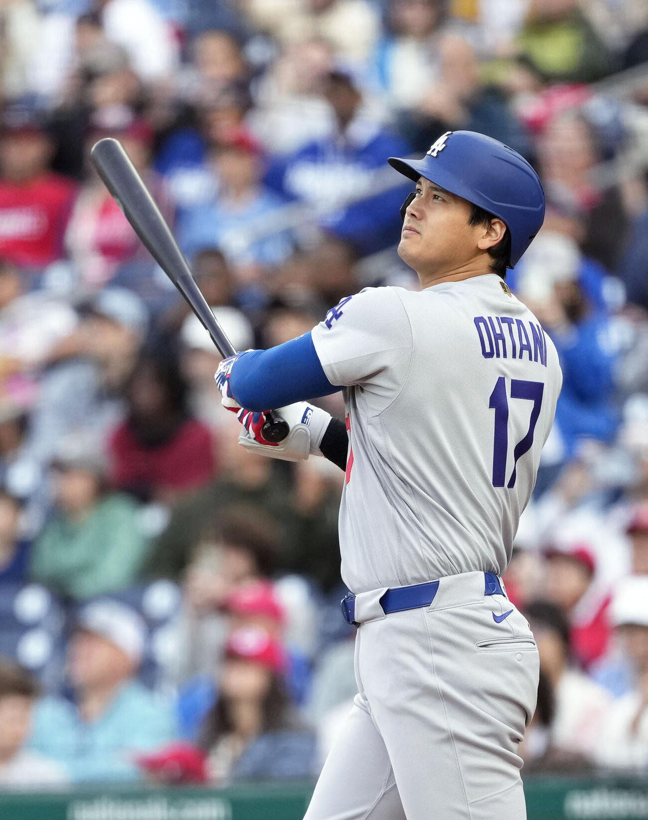 ナショナルズ戦の8回、勝ち越しの左犠飛を放つドジャース大谷（共同）