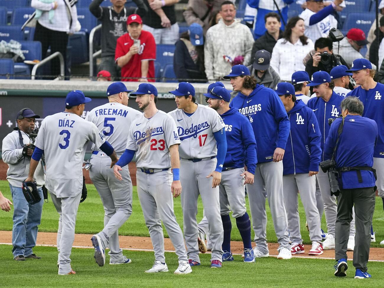 ナショナルズに勝利しチームメートとタッチを交わすドジャース大谷（共同）