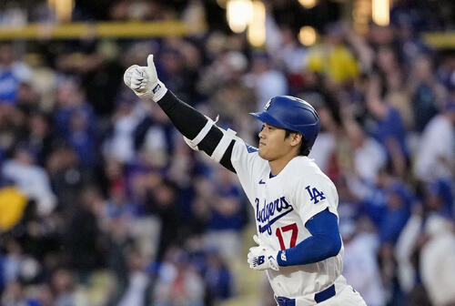 フィリーズ戦の3回、10号ソロを放ち塁を回るドジャース・大谷=ロサンゼルス(共同)