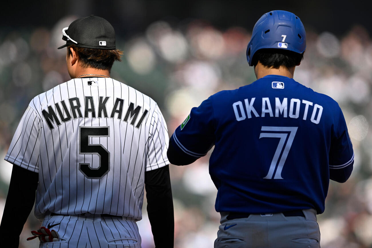 9回、岡本和真（背番号7）が四球で出塁。村上宗隆（背番号5）と並ぶ（AP）