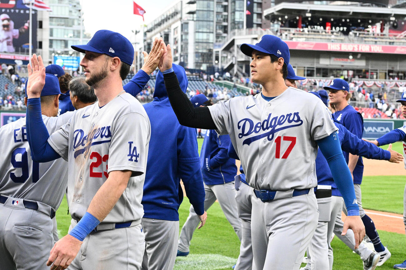 ナショナルズに逆転勝利し、チームメートと喜び合う大谷翔平（AP）