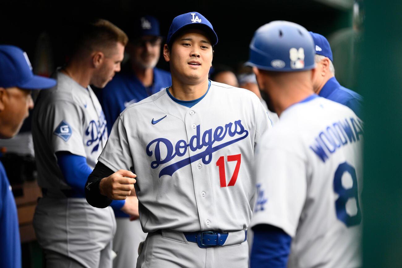 試合前、ダグアウトを歩く大谷翔平（AP）
