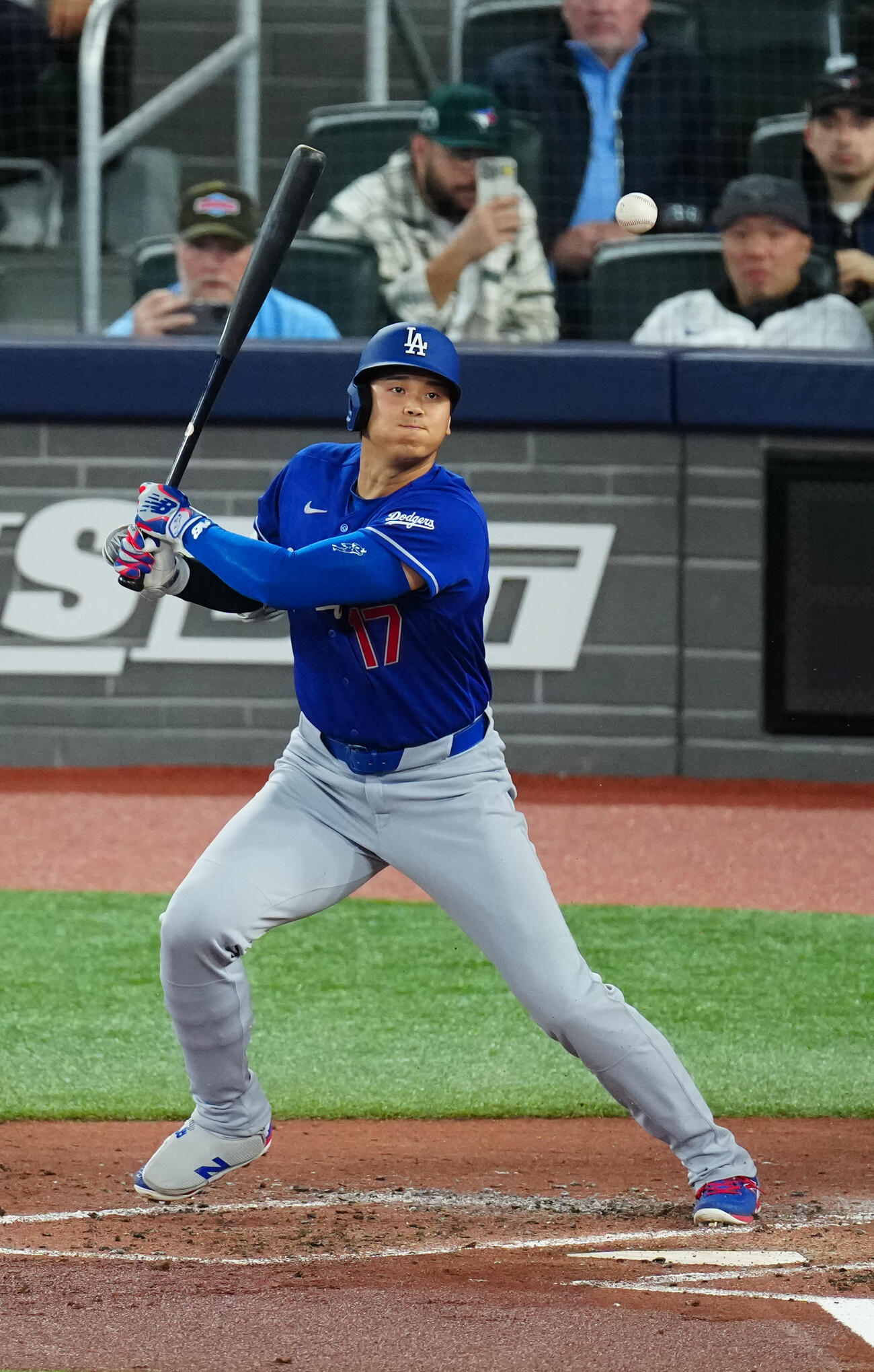 ブルージェイズ対ドジャース　3回表ドジャース無死、ボテボテのゴロで相手失策を誘う大谷（撮影・垰建太）