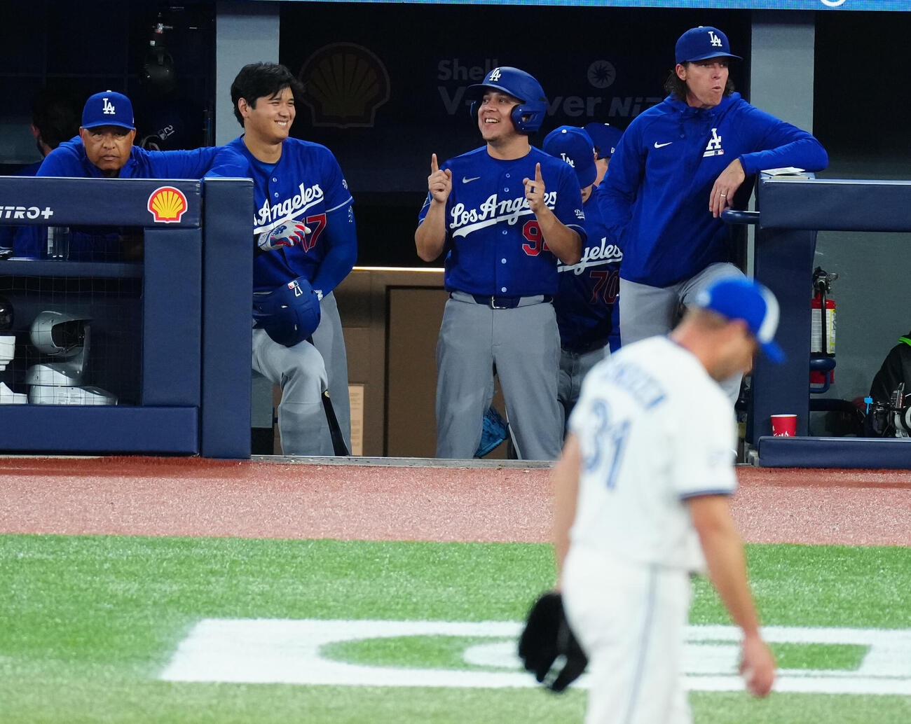 ブルージェイズ対ドジャース　2回表、ベンチで打席に備えるドジャース大谷（左から2人目）はリラックスした表情を見せる（撮影・垰建太）