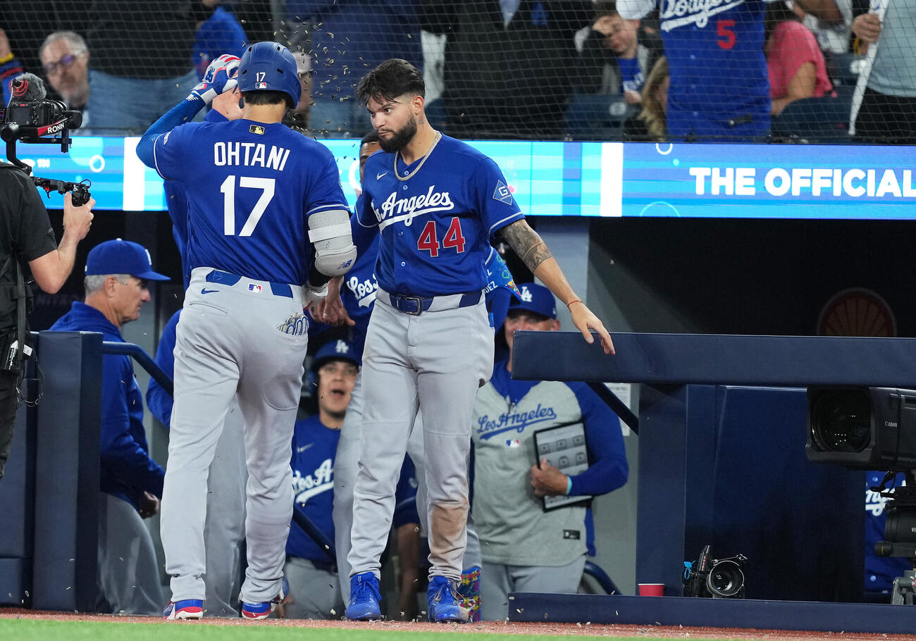 ソロ本塁打を放ったドジャース大谷翔平（左）はパヘスにヒマワリシャワーで祝福された（ロイター）