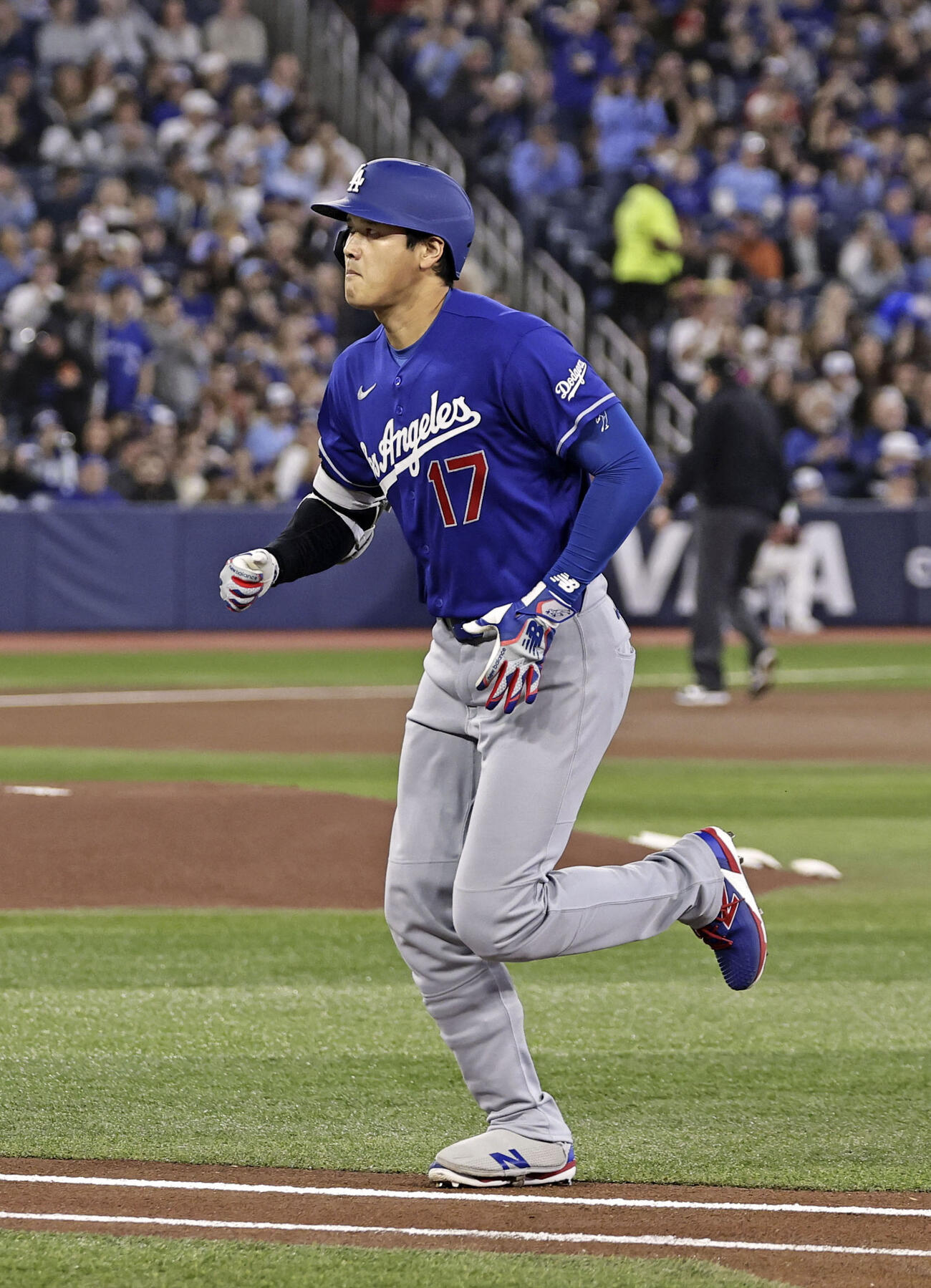 ブルージェイズ戦の1回、中飛に倒れたドジャース・大谷＝トロント（共同）