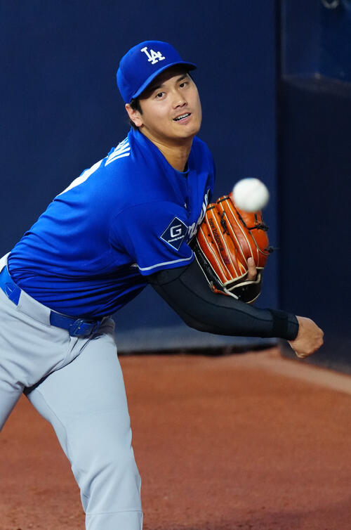 ブルージェイズ対ドジャース 試合前、ブルペンで投球練習するドジャース大谷(撮影・垰建太)