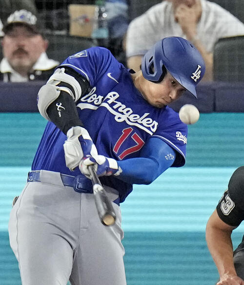 ブルージェイズ戦の6回、2試合連続本塁打となる3号ソロを放つドジャース大谷(共同)