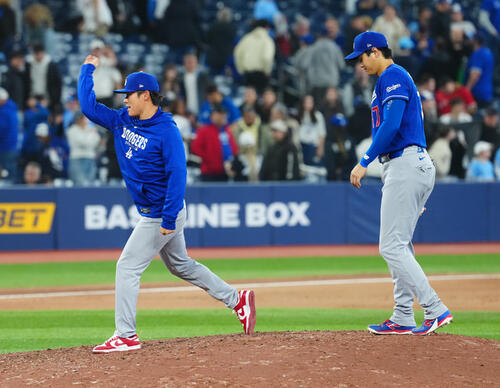 ブルージェイズ対ドジャース ブルージェイズに勝利しナインとタッチを交わしたあとともにマウンドを確認するドジャース山本(左)と大谷(撮影・垰建太)