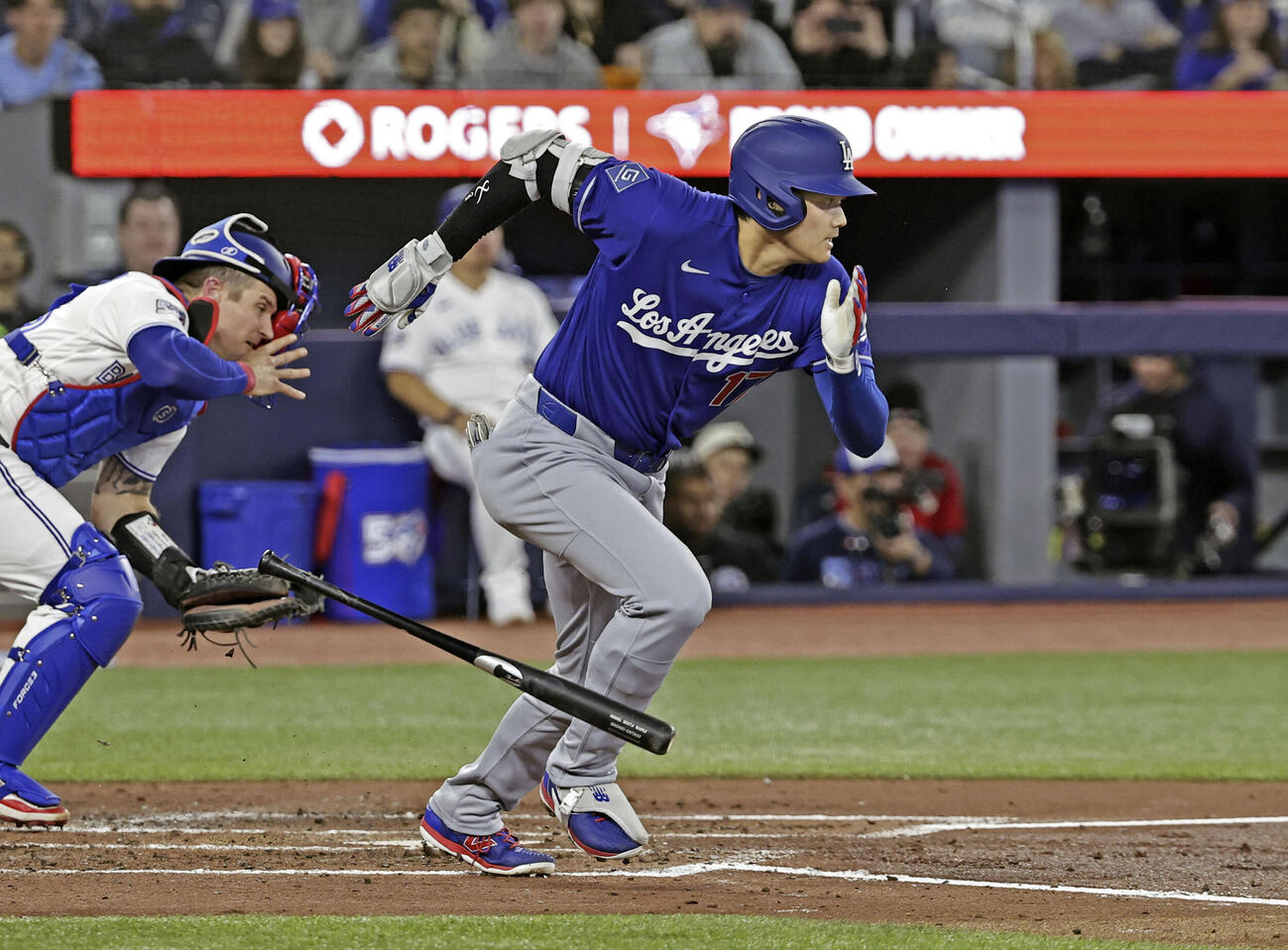 ブルージェイズ戦の3回、投手内野安打を放つドジャース・大谷＝トロント（共同）