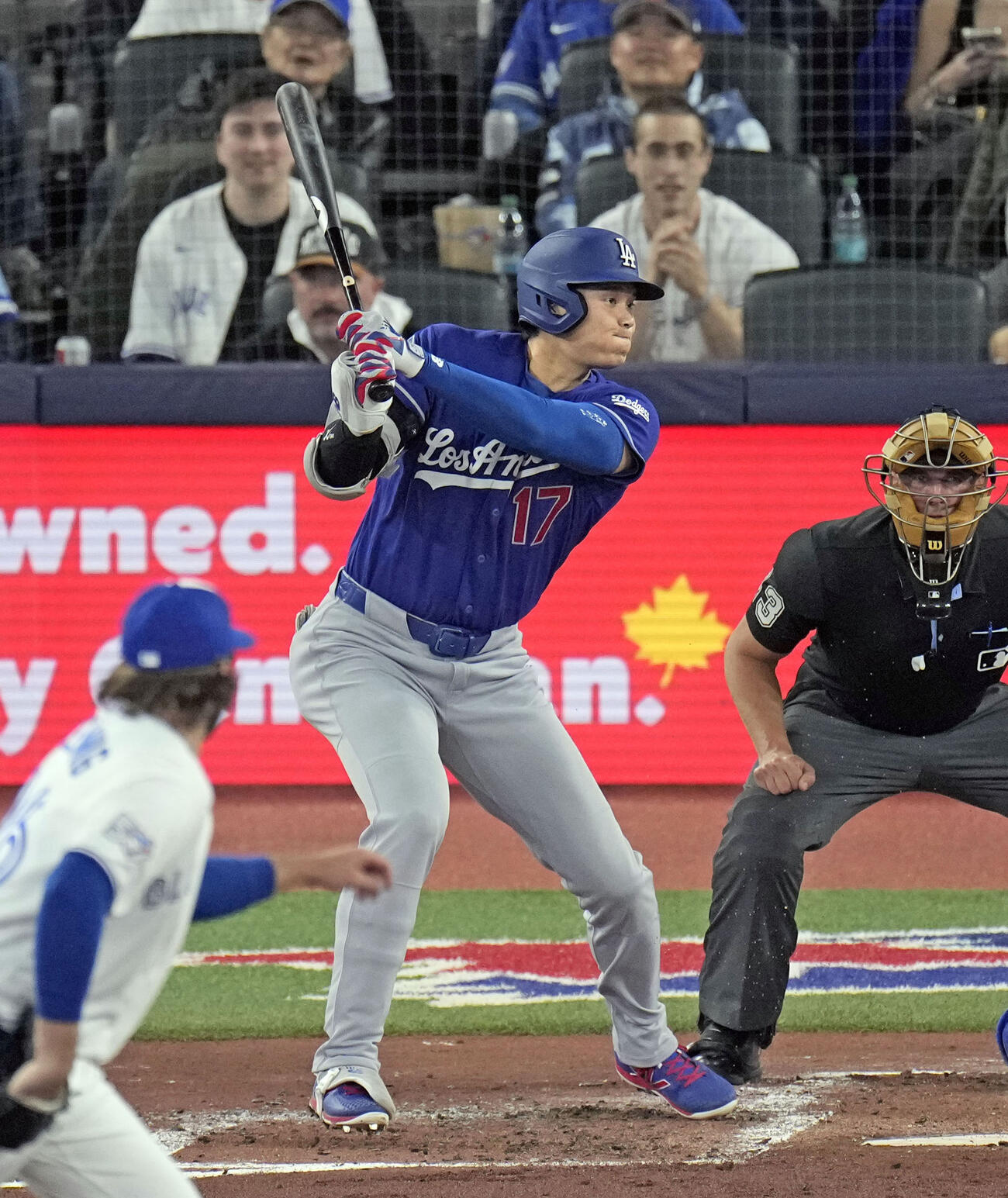 ブルージェイズ戦の3回、投手内野安打を放つドジャース・大谷＝トロント（共同）