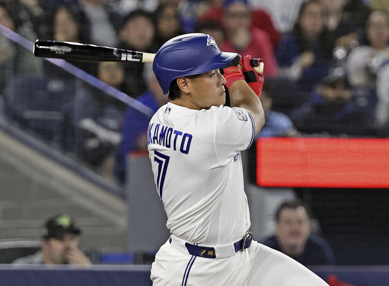 ドジャース戦の1回、左前打を放つブルージェイズ・岡本＝トロント（共同）