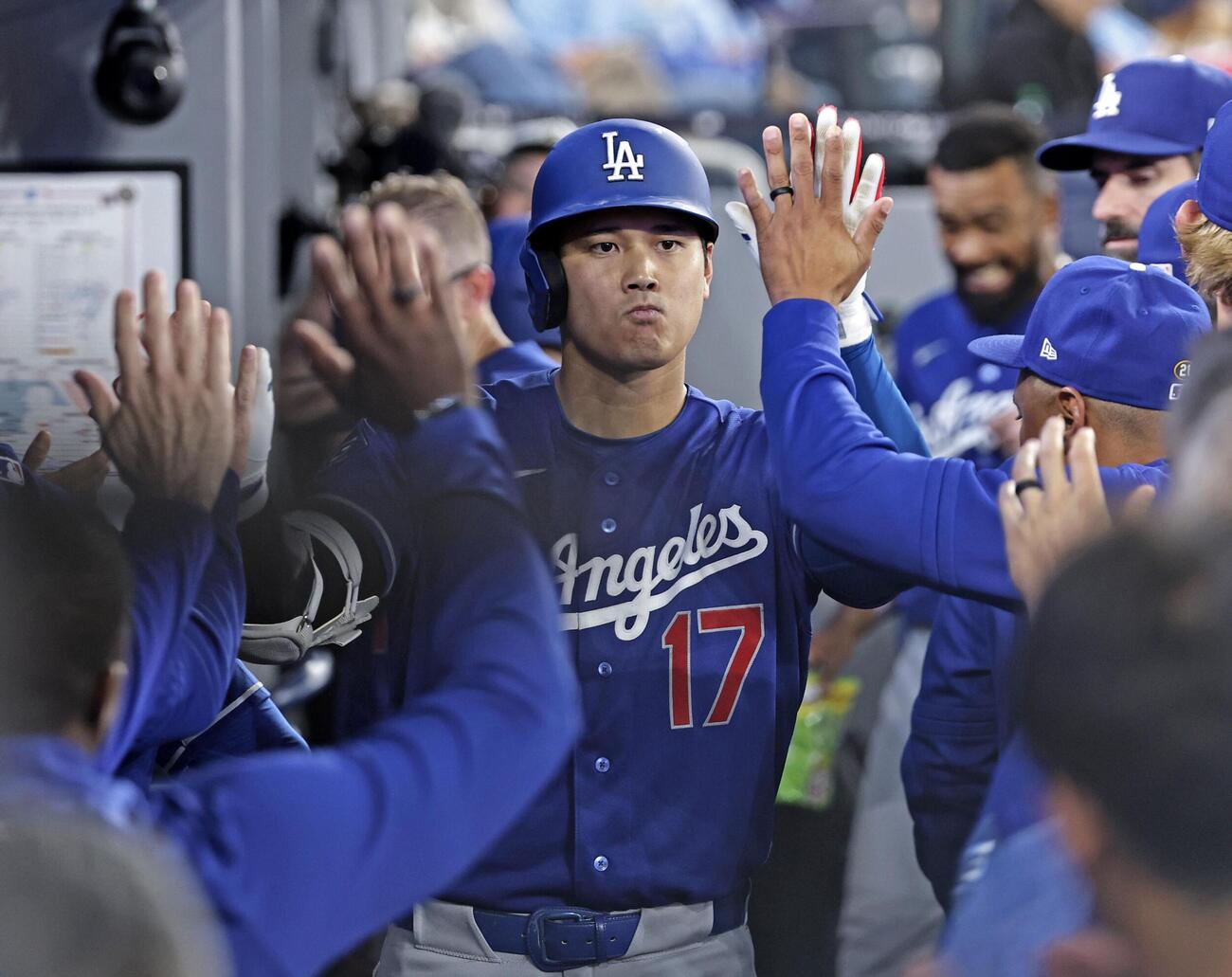 ブルージェイズ戦の6回、3号ソロを放ち迎えられるドジャース・大谷＝トロント（共同）