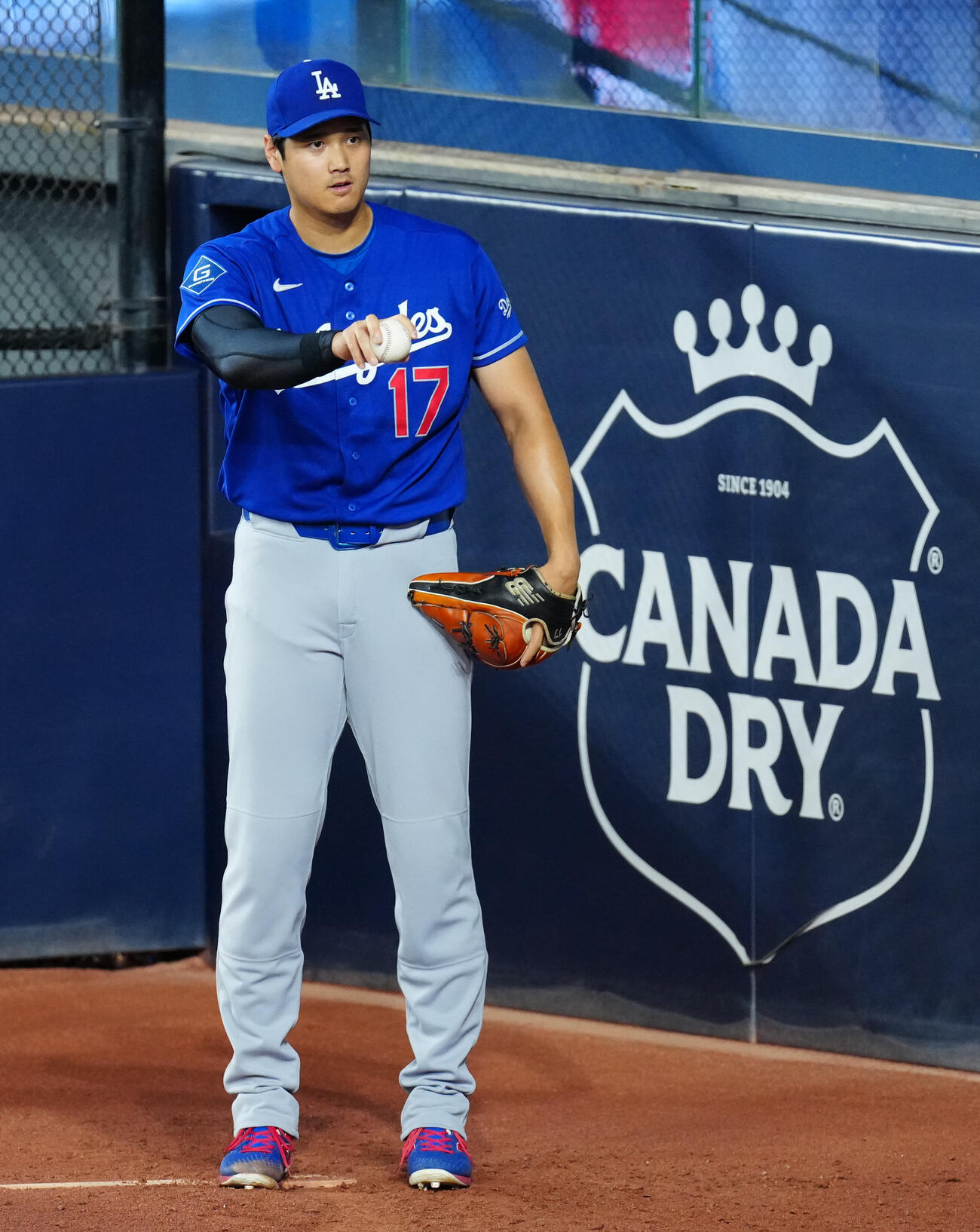 ブルージェイズ対ドジャース　試合前、ブルペンで投球練習するドジャース大谷（撮影・垰建太）