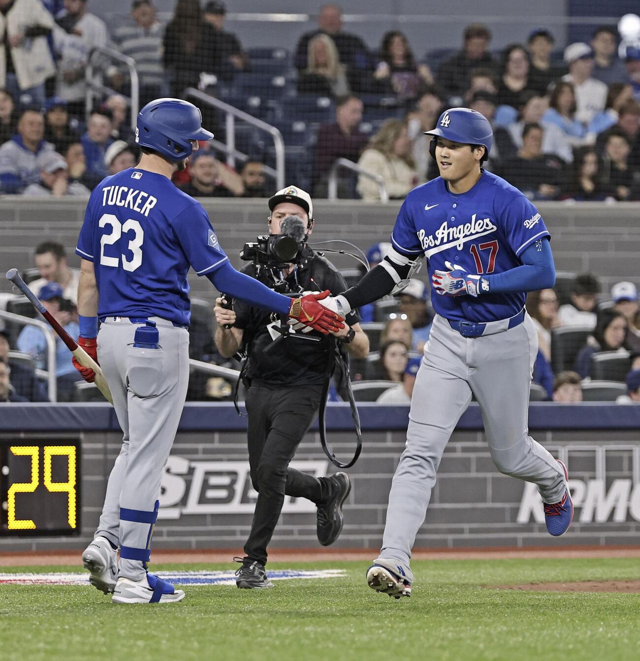 ブルージェイズ戦の6回、3号ソロを放ちタッカー（23）に迎えられるドジャース・大谷＝トロント（共同）