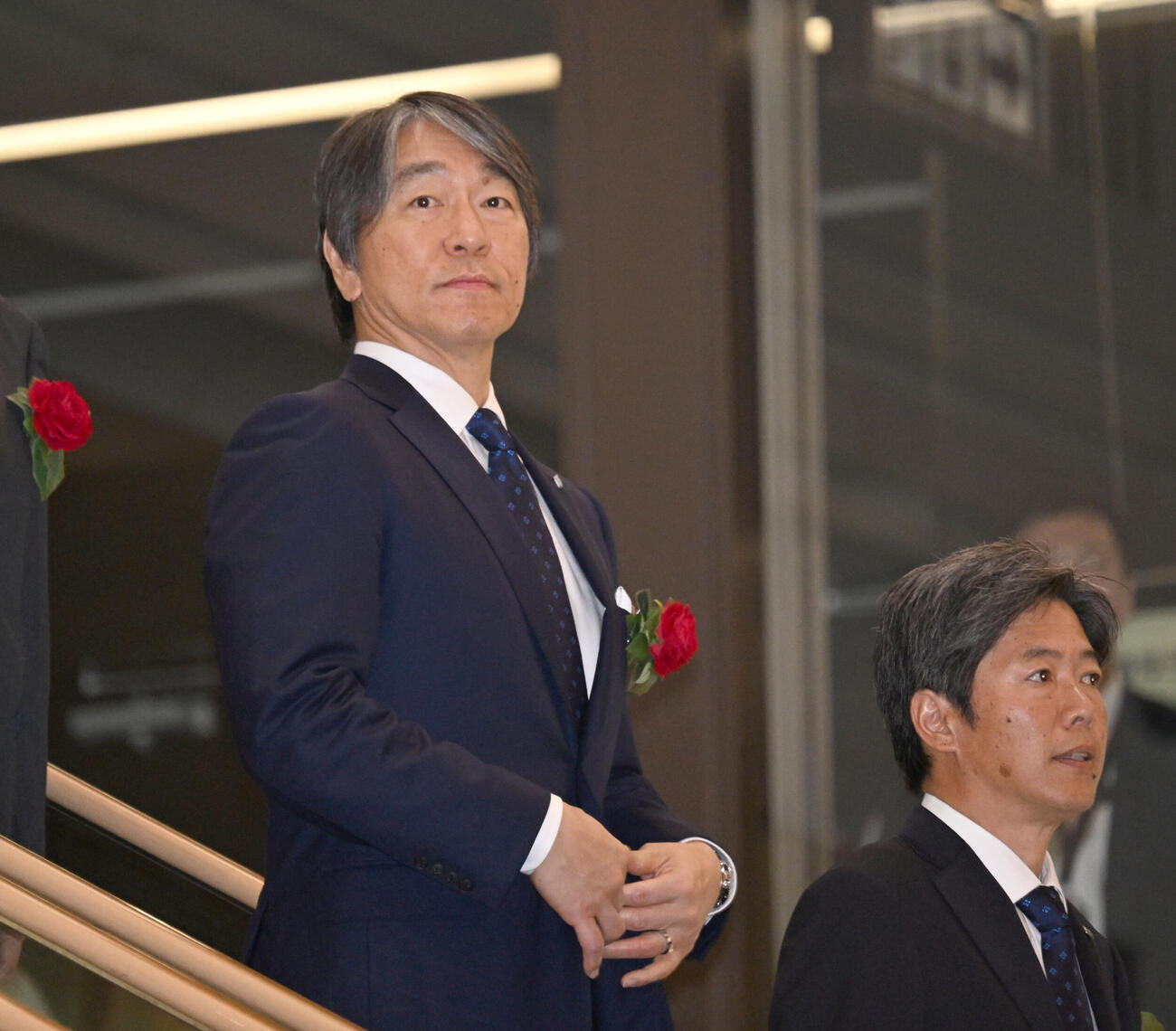 上場セレモニーに臨む松井さん。右はヒトトヒトホールディングスの松本社長（撮影・千葉一成）