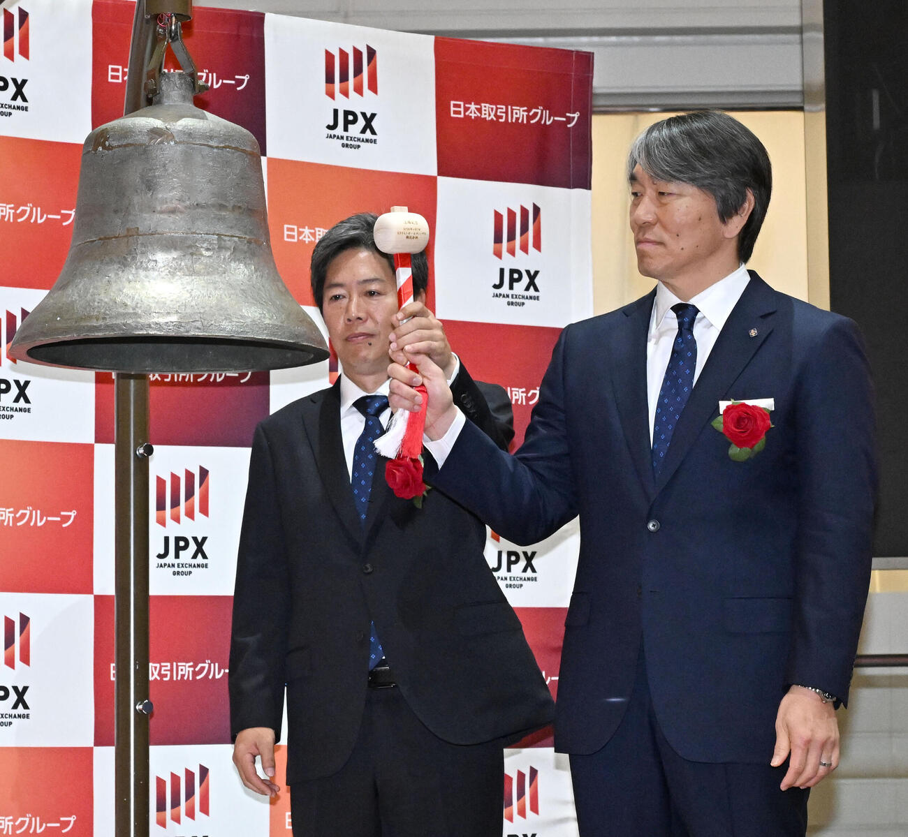 ヒトトヒトホールディングスの上場セレモニーで、打鐘する松本社長（左）とアンバサダーを務める松井さん（撮影・千葉一成）