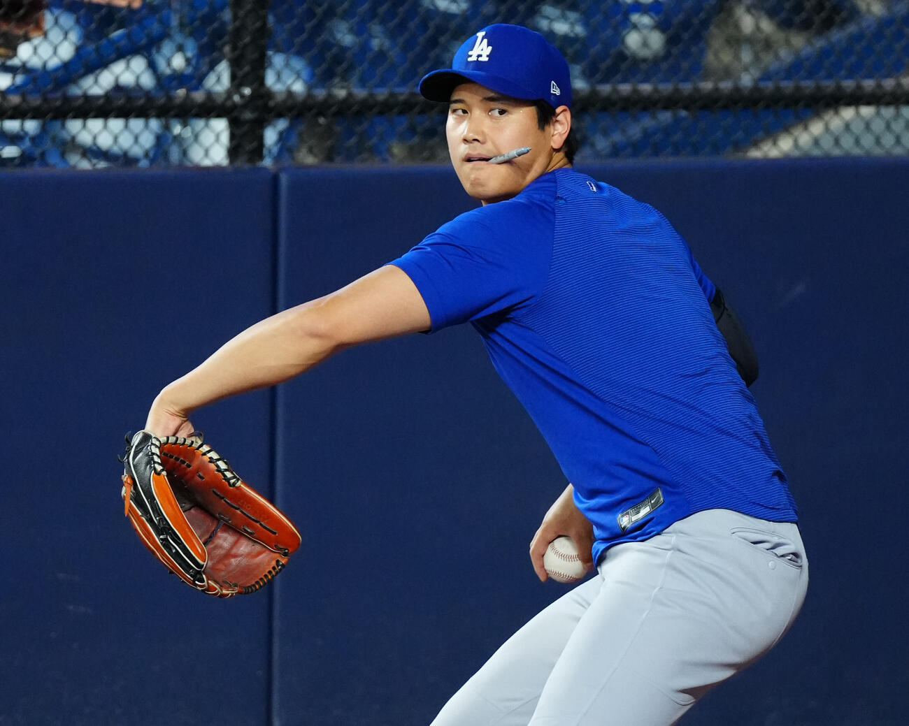 ブルージェイズ対ドジャース　試合前、ブルペンでペンをくわえて投手動作を確認するドジャース大谷（撮影・垰建太）