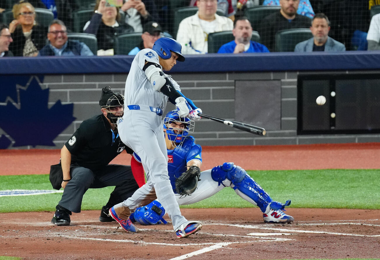 ブルージェイズ対ドジャース　3回表ドジャース無死一、三塁、適時二塁打を放つ大谷（撮影・垰建太）