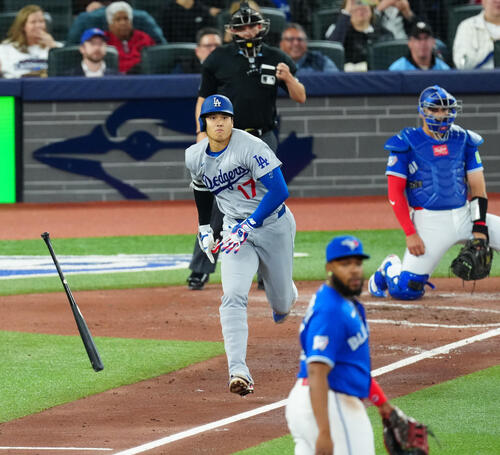 ブルージェイズ対ドジャース 3回表ドジャース無死一、三塁、適時二塁打を放つ大谷(撮影・垰建太)