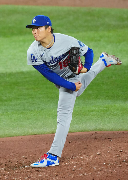ブルージェイズ対ドジャース 力投するドジャース先発山本(撮影・垰建太)